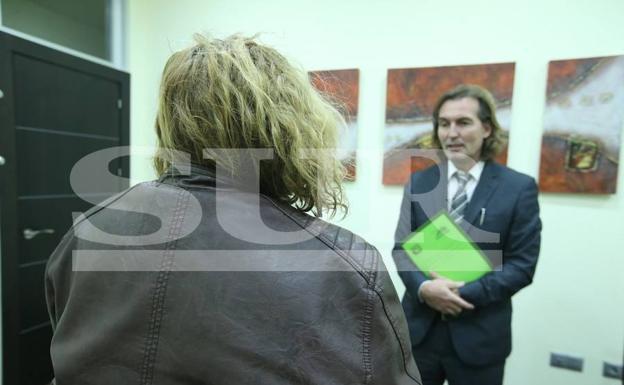 La madre del menor, con el abogado José Ignacio Francés. 