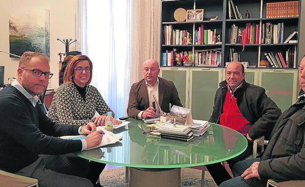 Reunión en la Diputación con el alcalde de Villanueva del Rebollar.