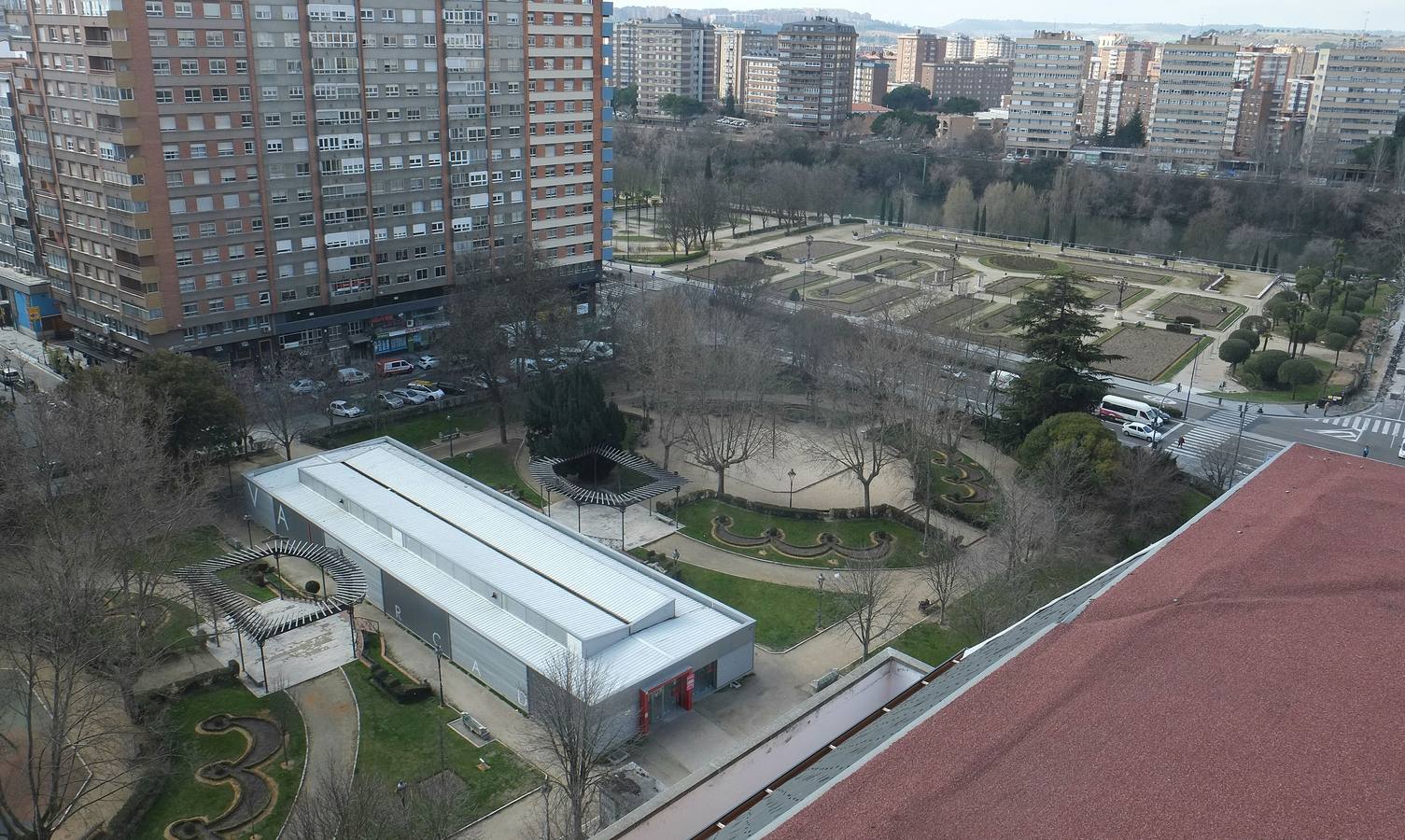 02.01.15 Panorámica actual de la plaza de Poniente, con la nave vacía del Mercado del Val.