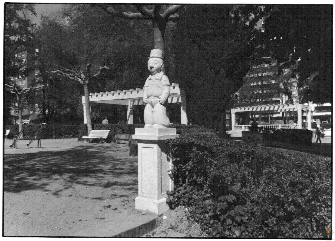 Una de las esculturas que adornaba el parque del Poniente en los años sesenta.