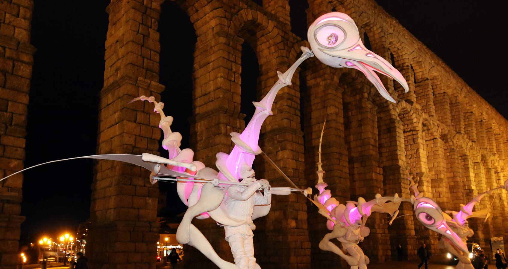 Tres grandes pájaros blancos, de ojos de diferentes colores y altura superior a los cinco metros, lideraron el pasacalles