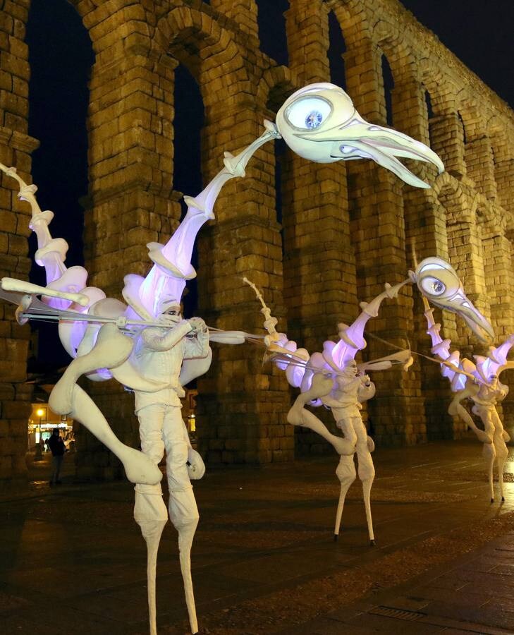 Tres grandes pájaros blancos, de ojos de diferentes colores y altura superior a los cinco metros, lideraron el pasacalles