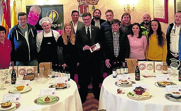 El alcalde, José Luis Vázquez, con representantes de los bares y restaurantes participantes en el concurso, ayer. 