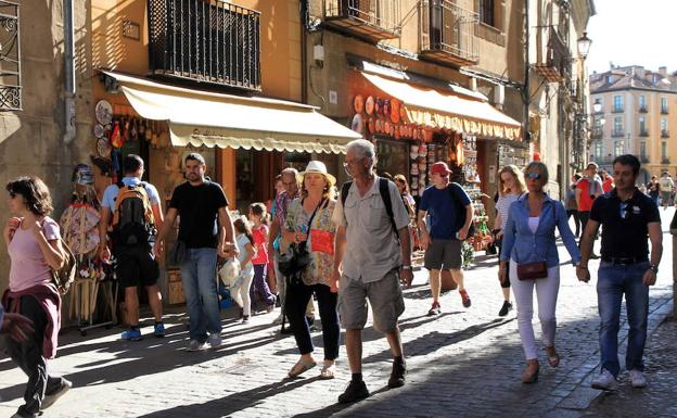 Turistas paseando en la calle Marqués del Arco de Segovia.