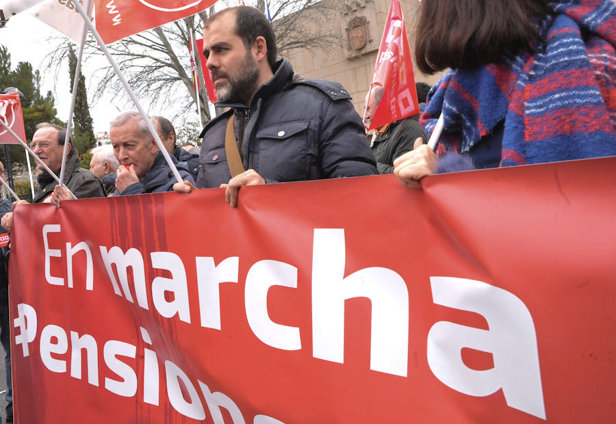 Concentración en defensa del sistema público de pensiones en Valladolid.