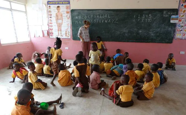 Una de las alumnas de prácticas en un aula en Ghana. 