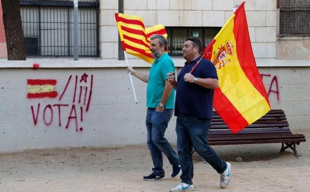Dos hombres se dirigen caminando hacia una manifestación en barcelona.