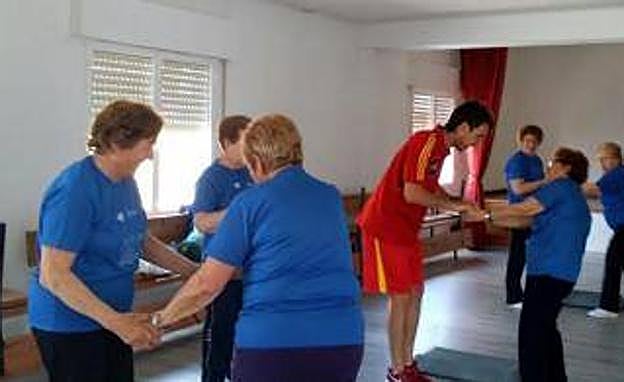Grupo de gimnasia en Cascón de la Nava.