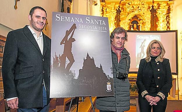 Víctor García Rubio, Mario Antón Lobo y Mercedes Sanz de Andrés, con el cartel. 