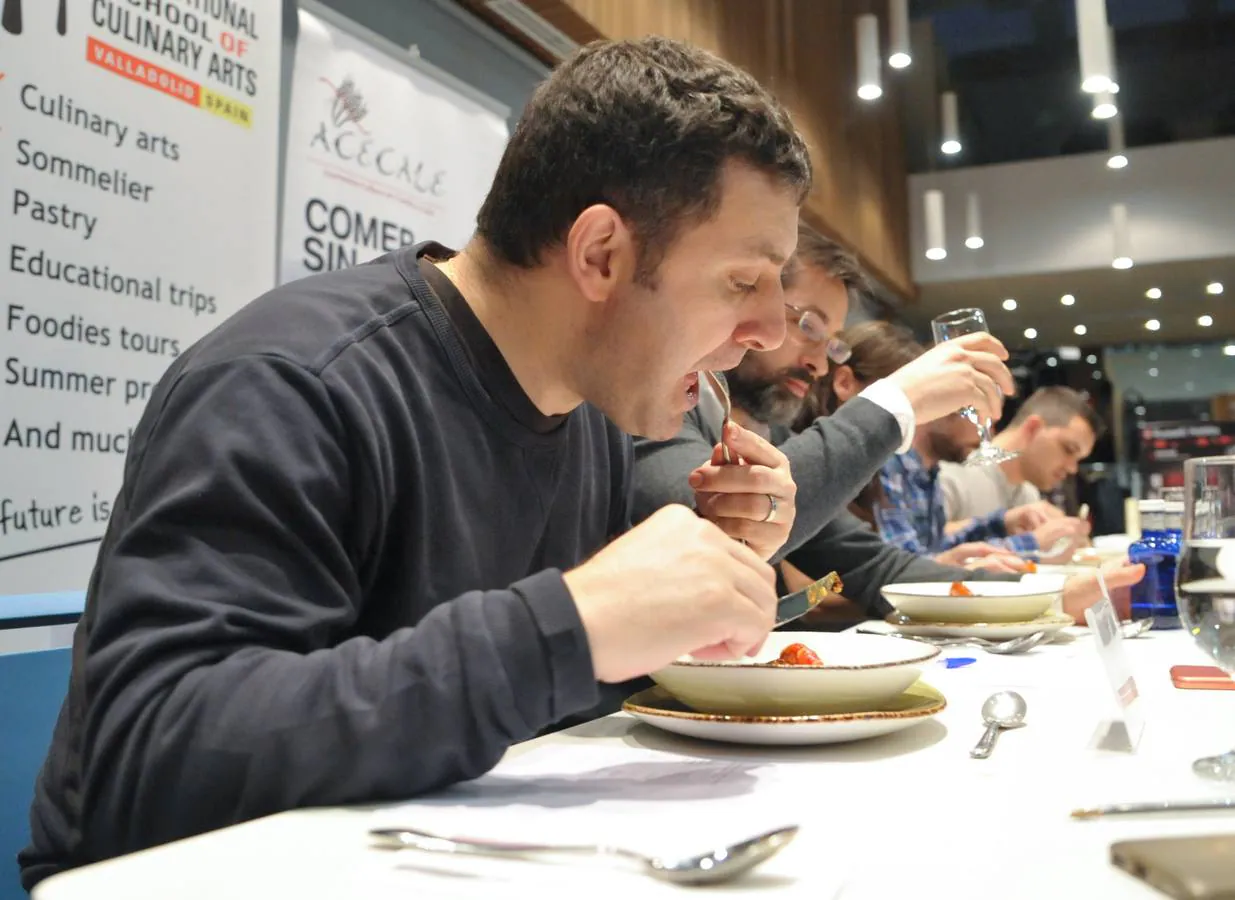 Tres cocineros con estrellas Michelin formaban parte del jurado de este concurso de cocina para celíacos celebrado en la Escuela Internacional de Cocina Fernando Pérez de Valladolid