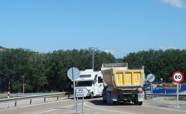 Vehículos circulan en los entornos de Aguilar hacia Burgos.