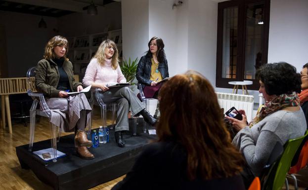 De izquierda a derecha, Natalia Díaz, Mamen Vicente y Pilar G. Almansa, en Segovia. 
