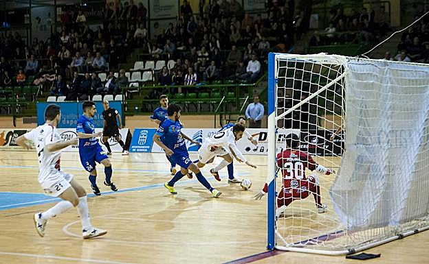 Álex Fuentes cae en el área en una acción en la que los colegiados señalaron penalti.