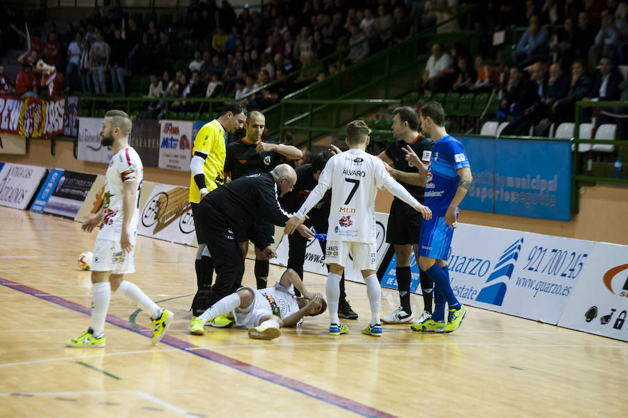 Los servicios médicos del Naturpellet Segovia atienden a Javi Alonso tras la agresión de Juan Emilio.