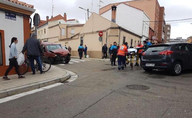 Evacuación de la conductora herida, tras el accidente ocurrido al mediodía del sábado. 