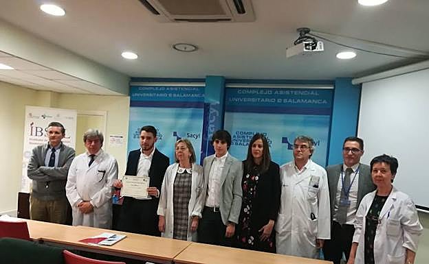 La viuda de Ángel Alonso, junto al joven investigador y equipo médico y directivo del hospital. 