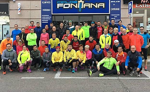 Jorge Nieto y Roberto Bueno posan con los corredores antes del entrenamiento. 