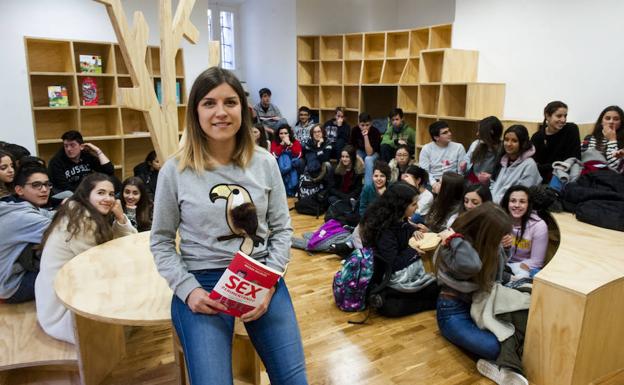 Nayara Malnero posa con su libro instantes antes de la charla que mantuvo con adolescentes en la Casa de Lectura. 