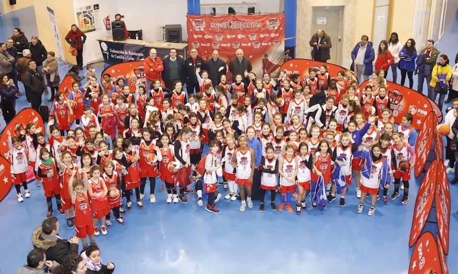 Foto de famila con las participantes en la Liga DIa para la cantera. 