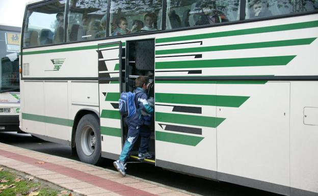 Un niño sube a un autobús escolar.