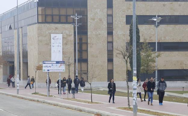 Alumnos de la Universidad pasean por el Campus Unamuno.