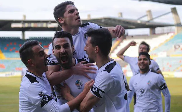 Los jugadores del Salmantino celebran el primer gol ante el Zamora de Murci.