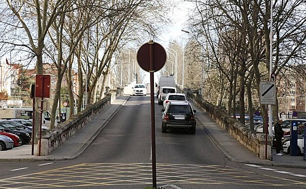 Coches circulan por la pasarela de Villalobón. 