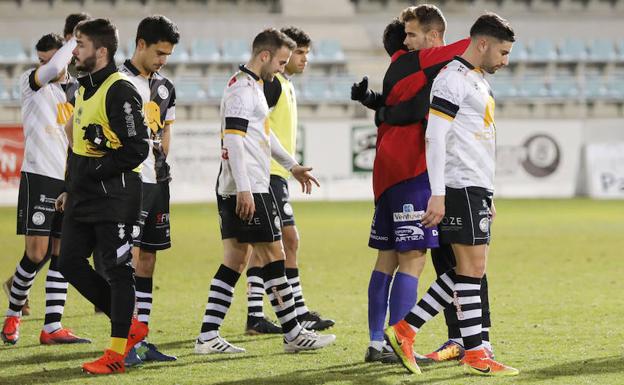 Los jugadores de Unionistas se retiran cabizbajos de La Balastera tras caer ante el Cristo Atlético