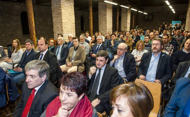 La sala de La Alhóndiga de Segovia se ha quedado pequeña este martes por la mañana en la acogida al Foro Smart City Segovia. Óscar Costa