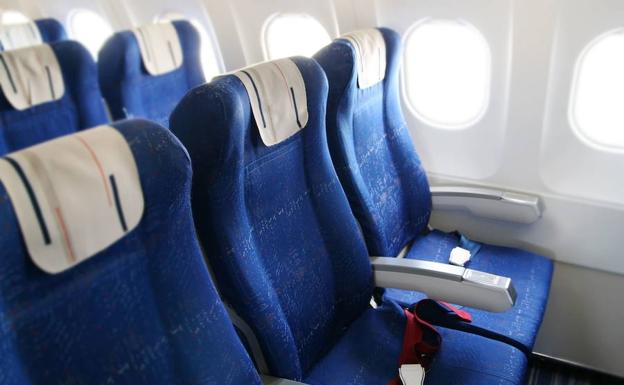 Las personas con sobrepeso deberían ocupar otros asientos en los aviones, según una encuesta