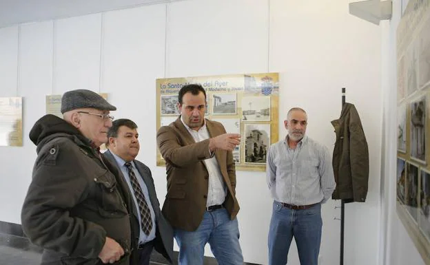 El alcalde, David Mingo, comentando algunas fotografías durante la presentación. 