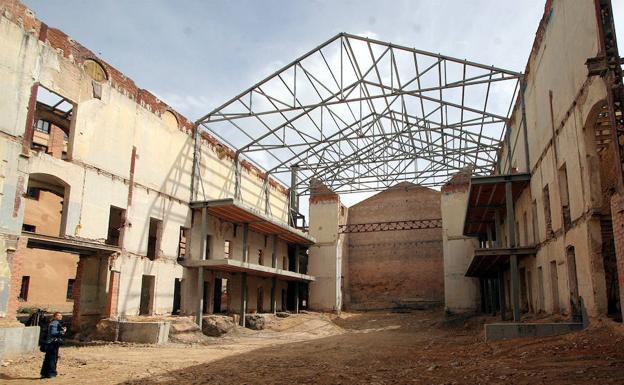 Estado de ruina en el que se encuentra el teatro Cervantes de Segovia. 