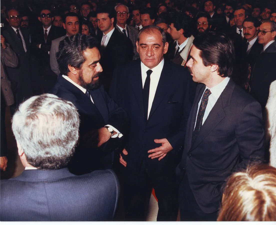 En la inauguración del centro, el 25 de febrero de 1988, el aclade Rodríguez Bolaños y el presidente de la Junta, José María Aznar, acompañaron a Isidoro Álvarez.
