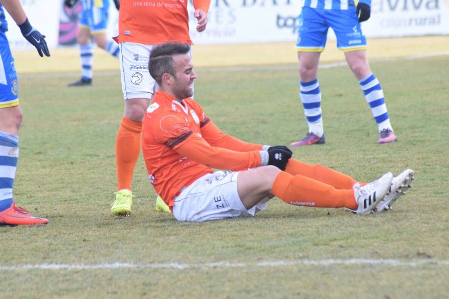 El centrocampista de Unionistas, Arroyo, en el suelo ante la Arandina. 