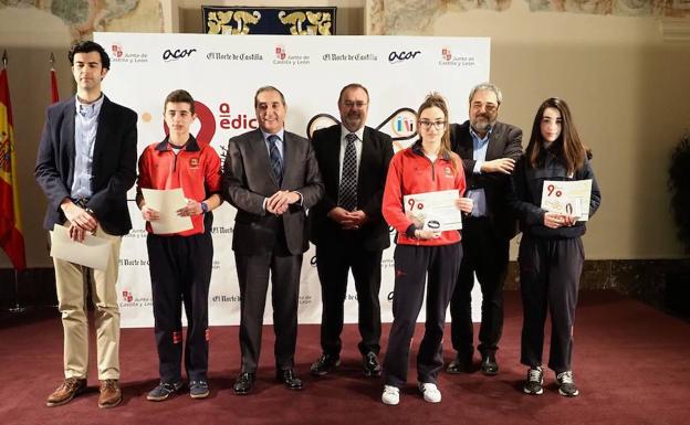 El consejero de Educación de la Junta, Fernando Rey; el director del Norte de Castilla, Carlos Aganzo, y el presidente de Acor, Carlos Rico, junto a los galardonados con los premios 'El Norte Escolar'. 