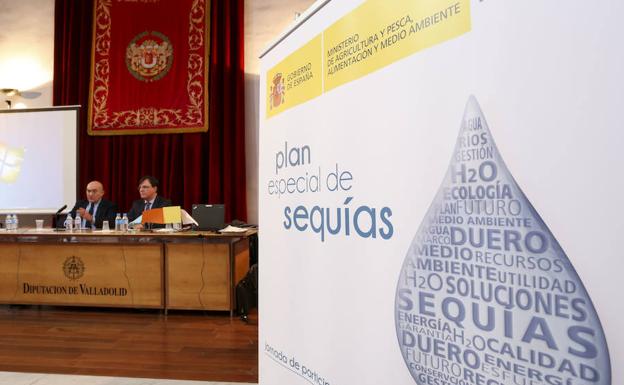 Juan Ignacio Diego Ruiz inaugura la jornada junto al presidente de la Diputación, Jesús Julio Carnero. 