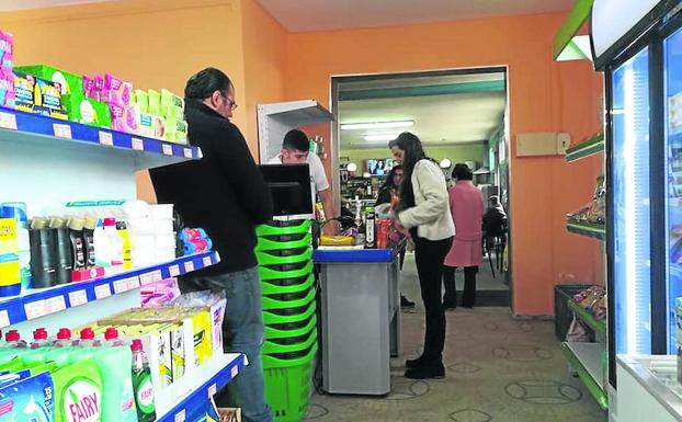 Clientes en el nuevo local, inaugurado el sábado pasado.