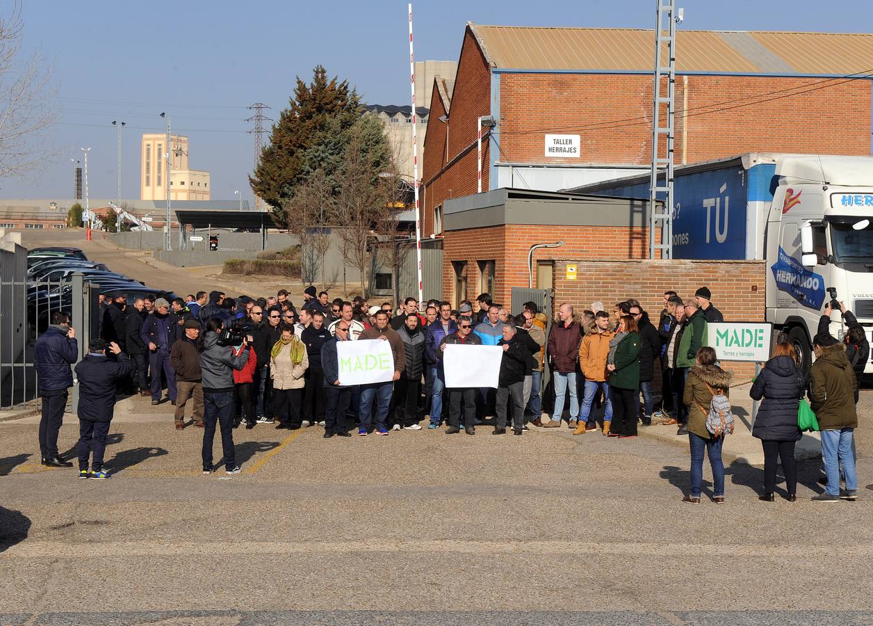 Fotos: Concentración de trabajadores a las puertas de Isowat Made