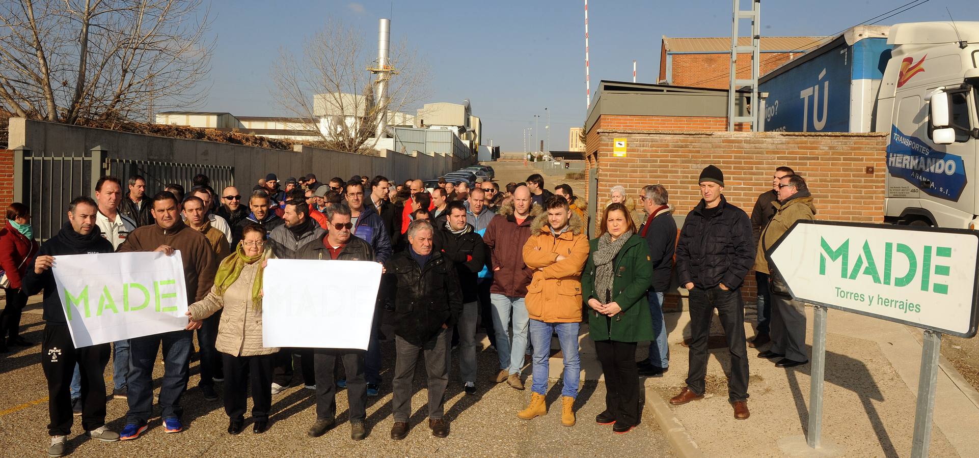 Fotos: Concentración de trabajadores a las puertas de Isowat Made