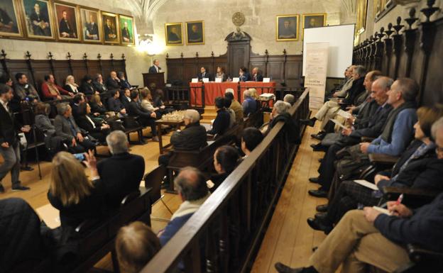 Asistentes a la presentación oficial de la Fundación Rehabitar en el Aula Triste de Santa Cruz.