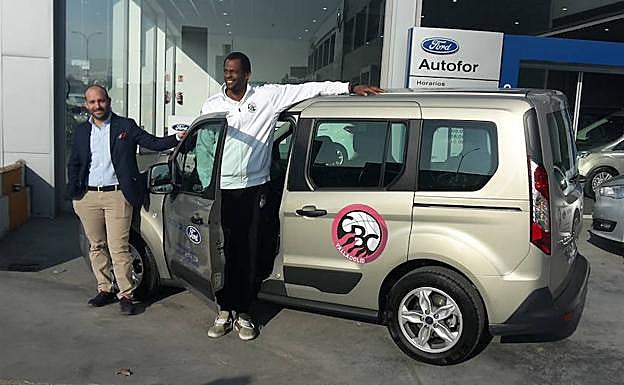 Ángel Concejo, de Autofor, hace entrega del nuevo vehículo Ford a Lamont Barnes. 