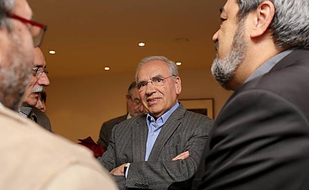 El exvicepresidente socialista Alfonso Guerra (centro) junto con el director de El Norte, Carlos Aganzo (derecha).
