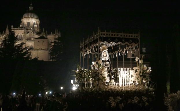 La imagen de la Virgen de la Soledad, con la Catedral de Salamanca al fondo. 