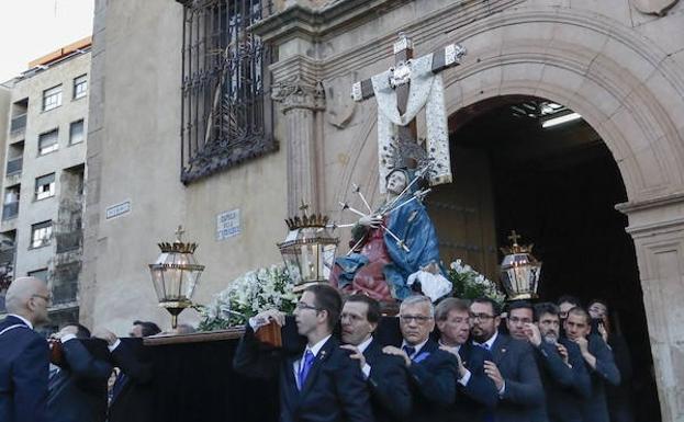 La procesión de la Virgen de los Dolores sale de la capilla de la Vera Cruz. 