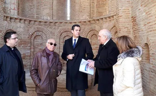 El delegado de la Junta en Zamora, Alberto Castro, visita la restauración de la iglesia de Santa María la Antigua de Villalpando.