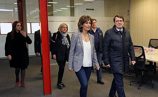 Alfonso Fernández Mañueco, durante el recorrido por las instalaciones. 