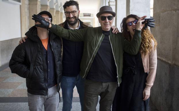 Eusebio Poncela, en primer plano, junto a Óscar de la Fuente, José Manuel Mora y Carlota Ferrer. 