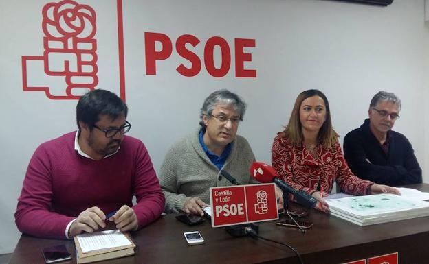 Representantes del PSOE durante la rueda de prensa.