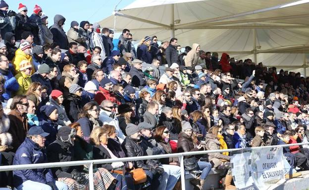 Los aficionados llenan la gradas durante un derbi anterior. 