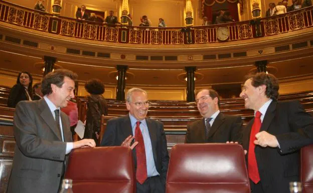 José Antonio de Santiago-Juárez, Alfonso Guerra, Juan Vicente Herrera y Ángel Villalba, en el Congreso, donde se inició la tramitación de la tercera reforma del Estatuto en el año 2007.